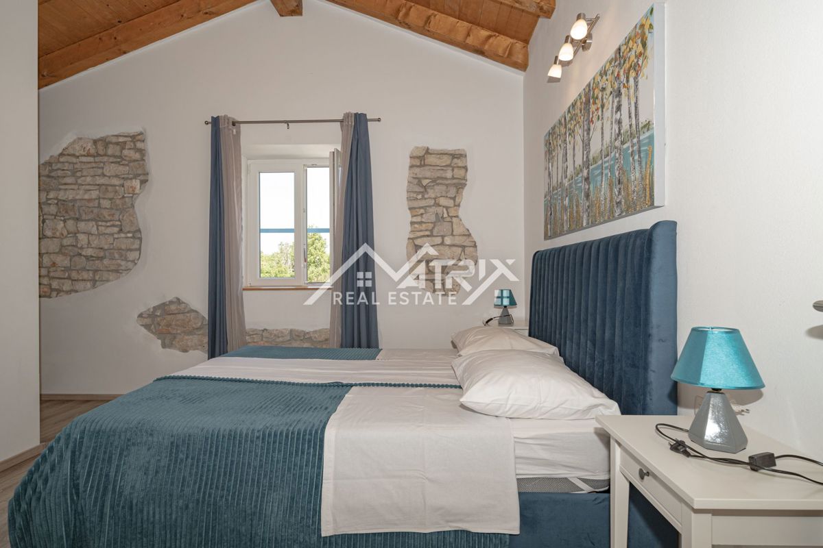 Poreč okolica, čudovita kamnita hiša z bazenom in velikim vrtom