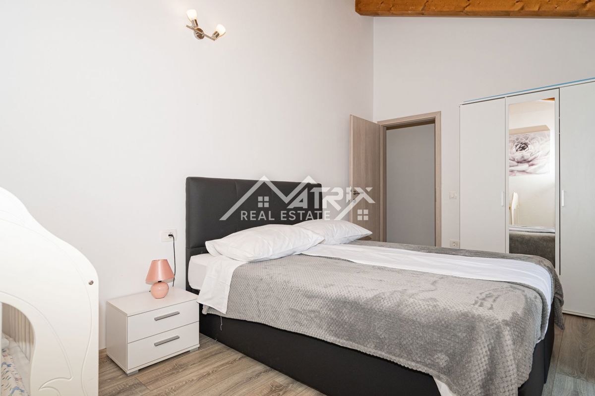 Poreč okolica, čudovita kamnita hiša z bazenom in velikim vrtom