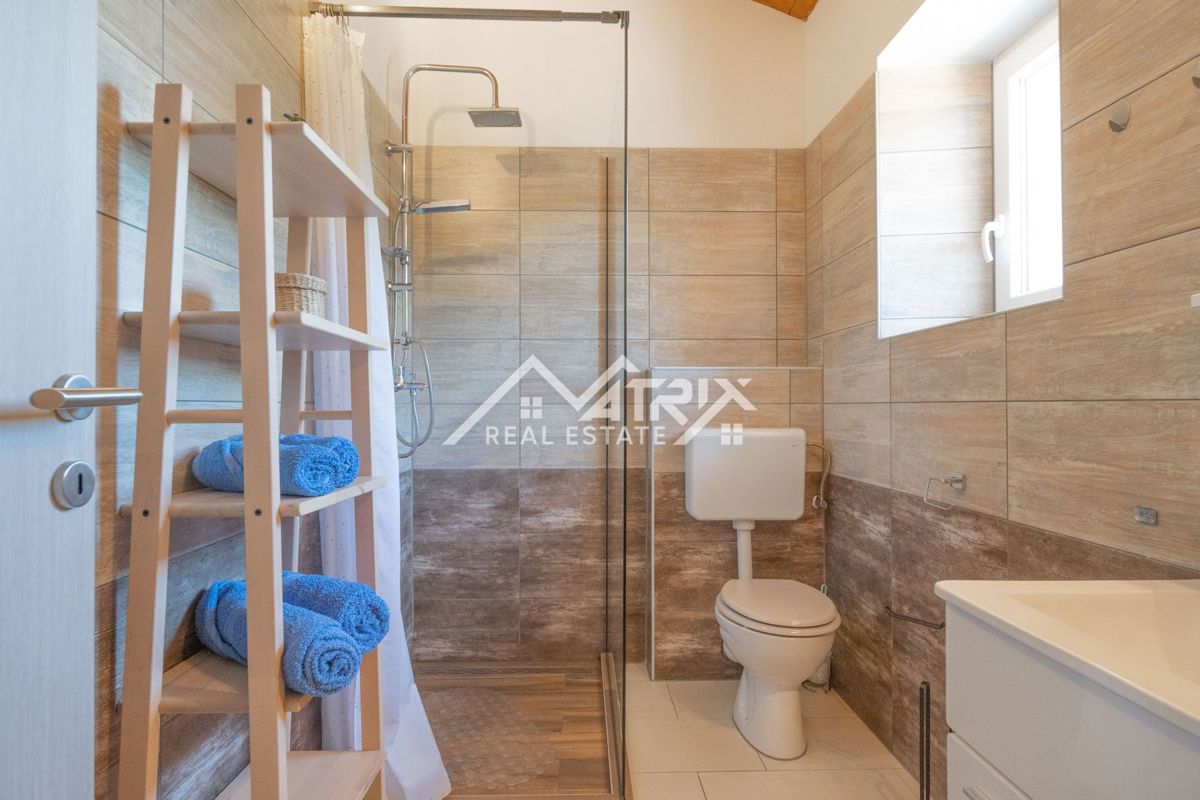 Poreč okolica, čudovita kamnita hiša z bazenom in velikim vrtom