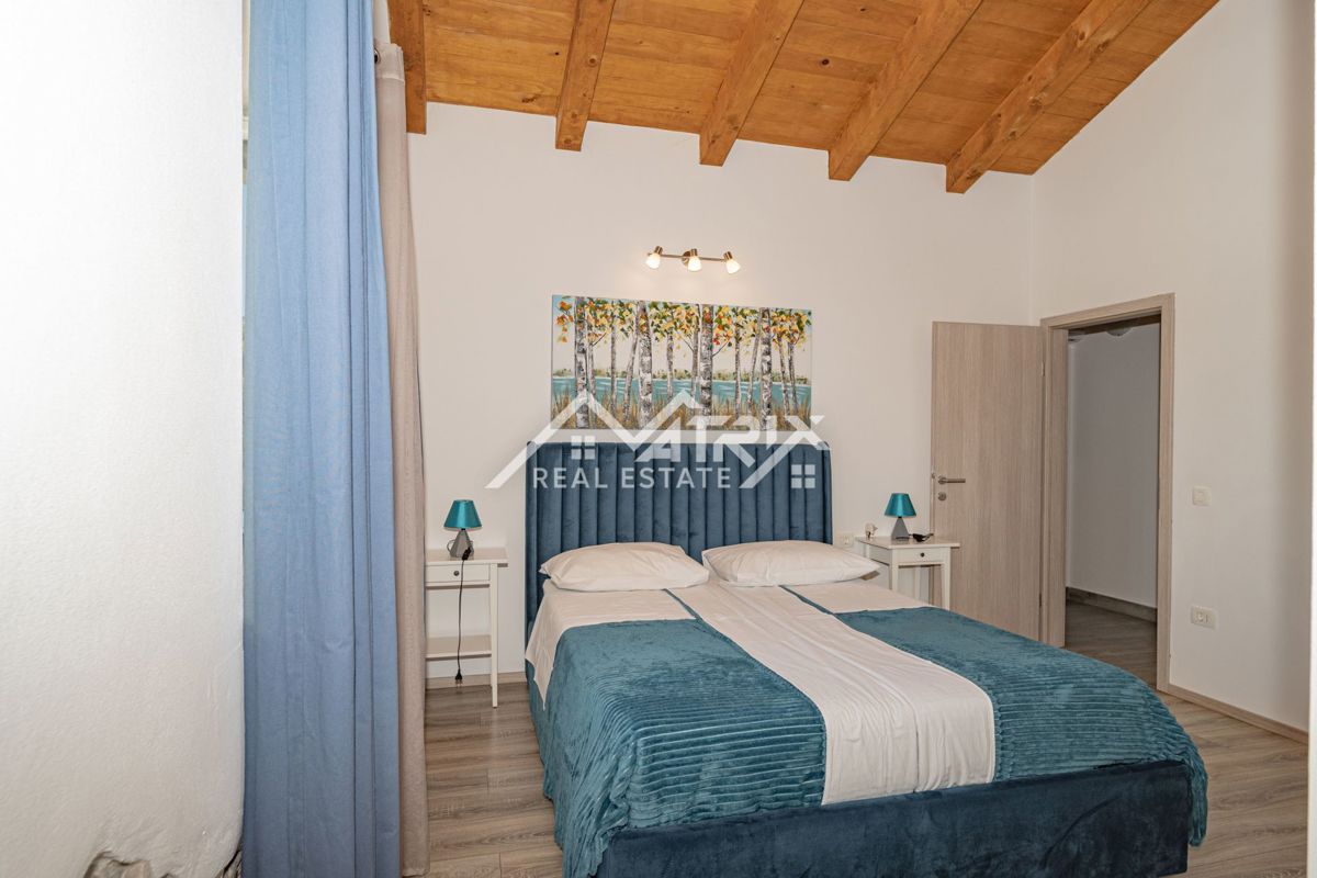 Poreč okolica, čudovita kamnita hiša z bazenom in velikim vrtom