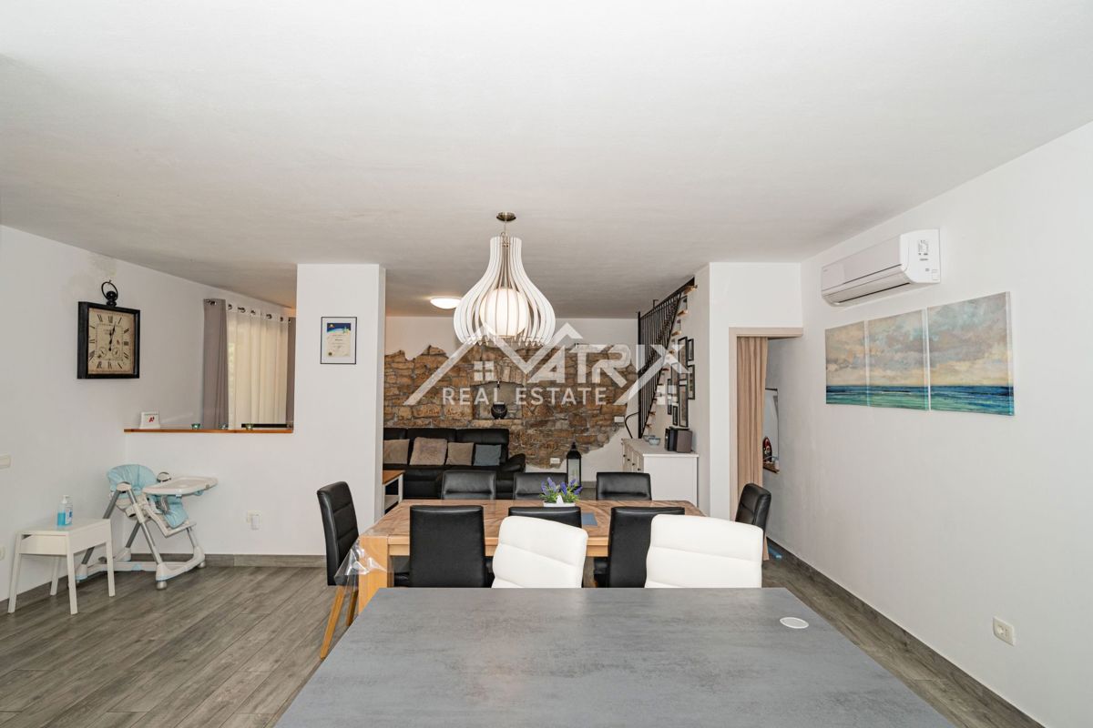 Poreč okolica, čudovita kamnita hiša z bazenom in velikim vrtom