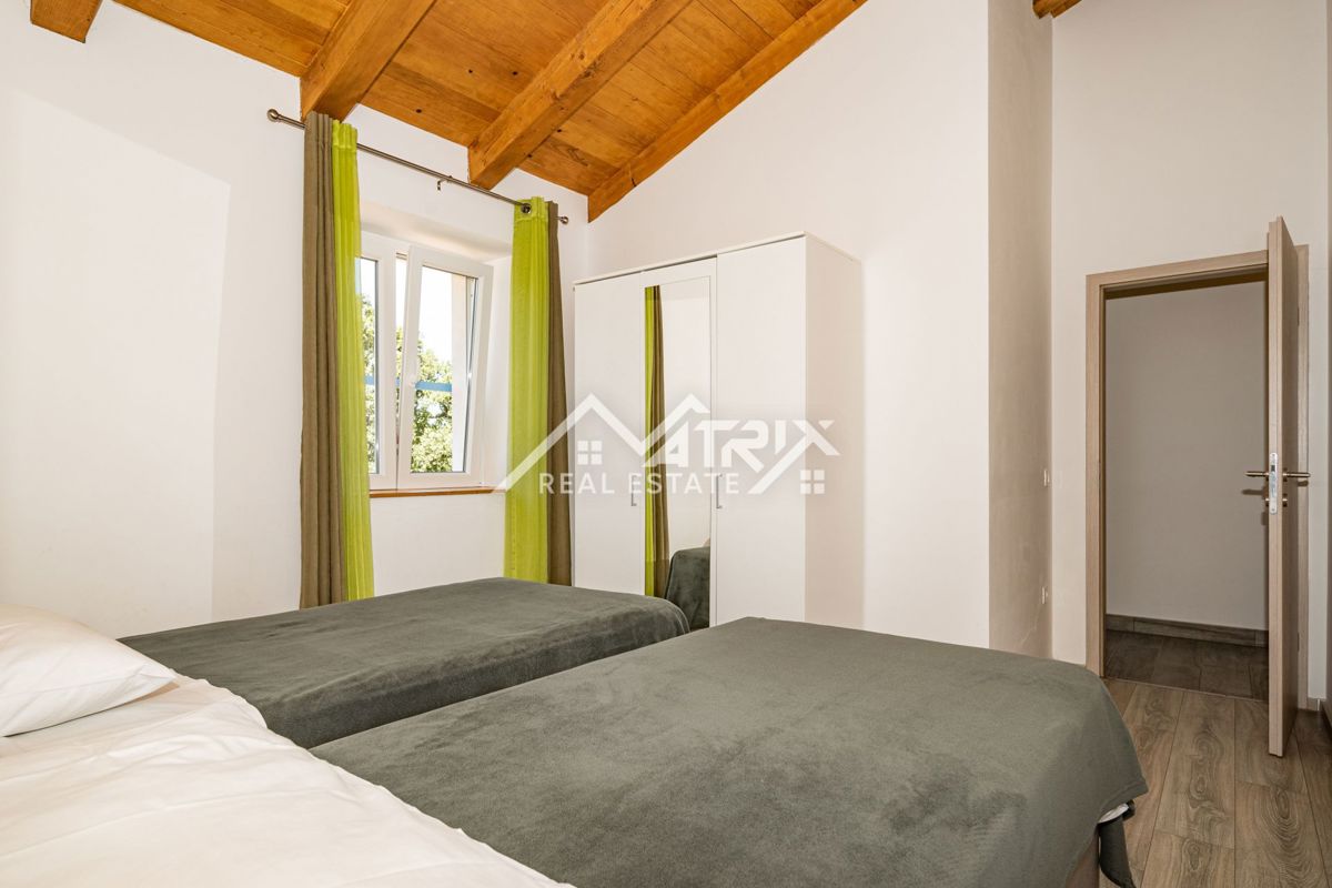 Poreč okolica, čudovita kamnita hiša z bazenom in velikim vrtom