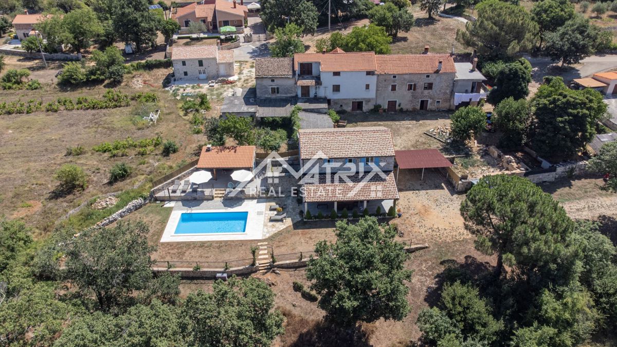 Poreč okolica, čudovita kamnita hiša z bazenom in velikim vrtom