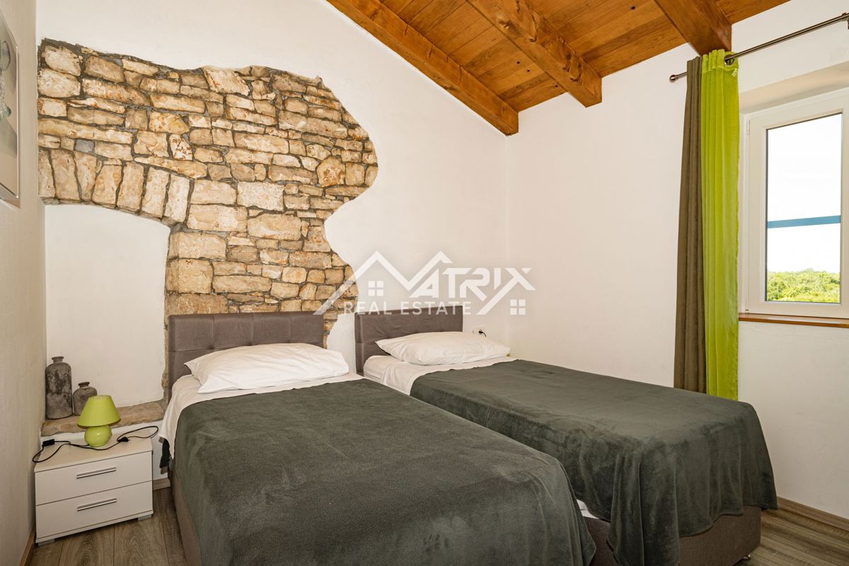 Poreč okolica, čudovita kamnita hiša z bazenom in velikim vrtom