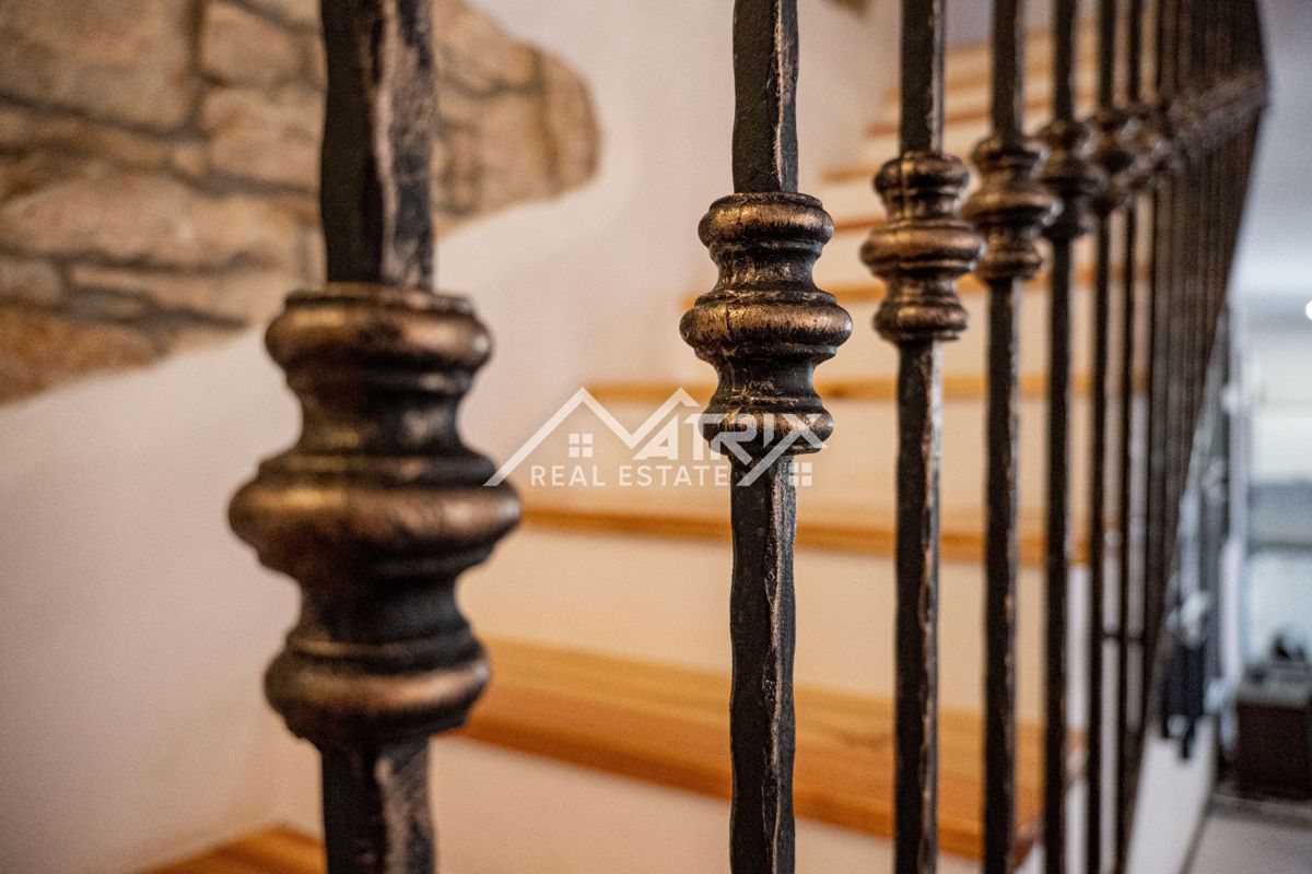 Poreč okolica, čudovita kamnita hiša z bazenom in velikim vrtom