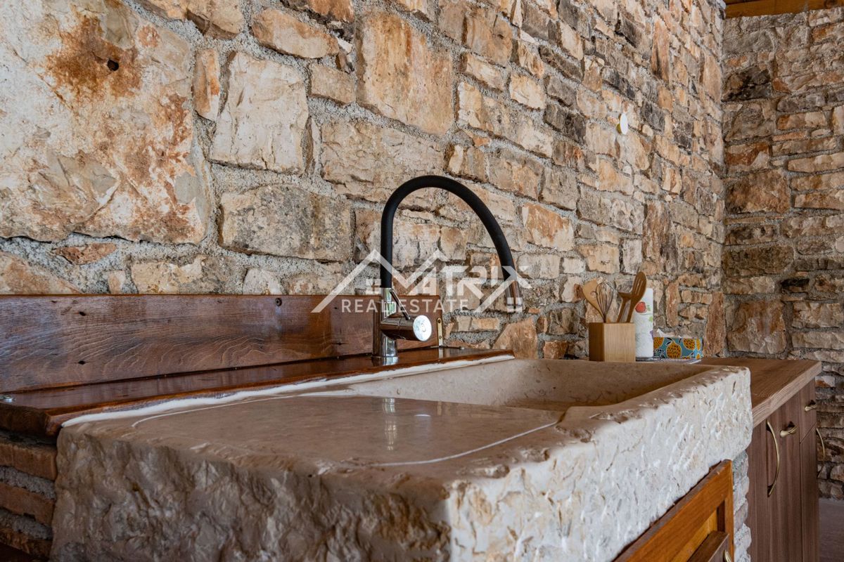 Poreč okolica, čudovita kamnita hiša z bazenom in velikim vrtom