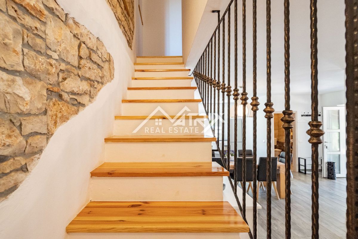 Poreč okolica, čudovita kamnita hiša z bazenom in velikim vrtom