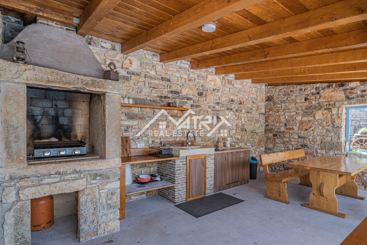 Poreč okolica, čudovita kamnita hiša z bazenom in velikim vrtom