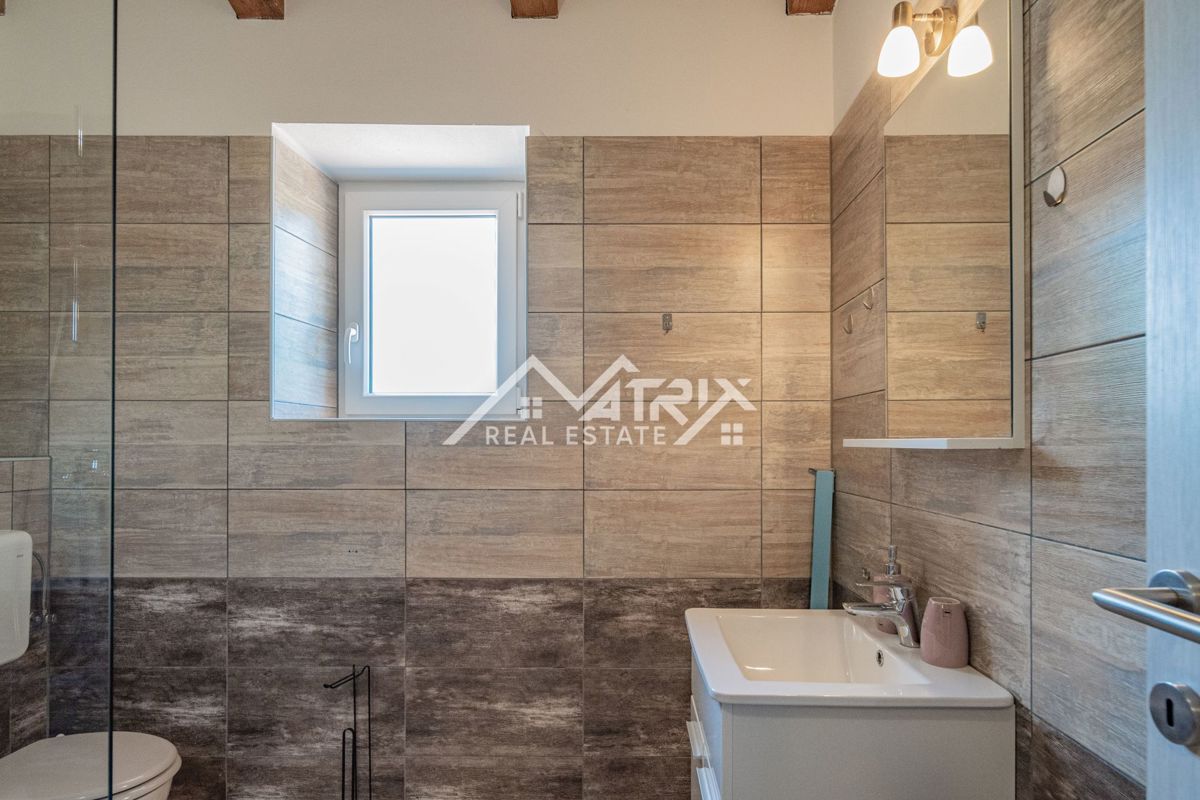 Poreč okolica, čudovita kamnita hiša z bazenom in velikim vrtom