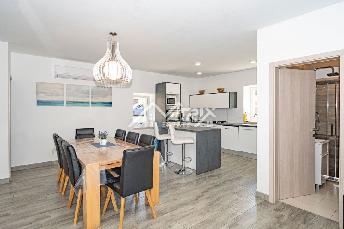 Poreč okolica, čudovita kamnita hiša z bazenom in velikim vrtom