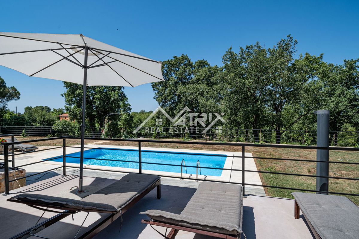 Poreč okolica, čudovita kamnita hiša z bazenom in velikim vrtom
