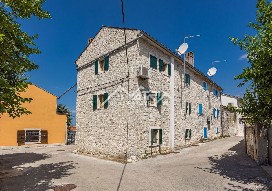 Rovinjska okolica, Rustikalna hiša z bazenom in ločenim gostiščem