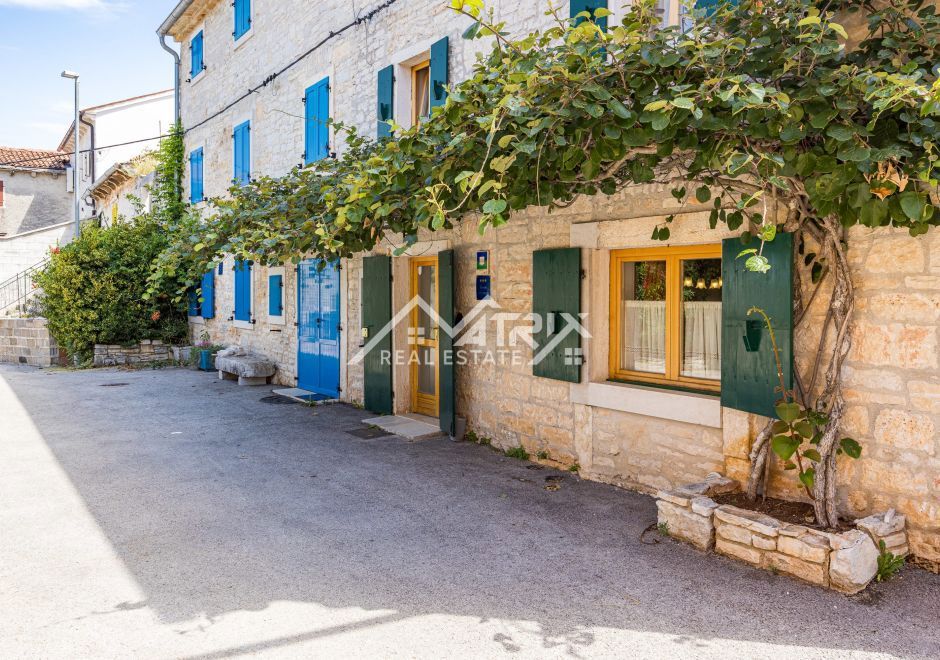 Rovinjska okolica, Rustikalna hiša z bazenom in ločenim gostiščem