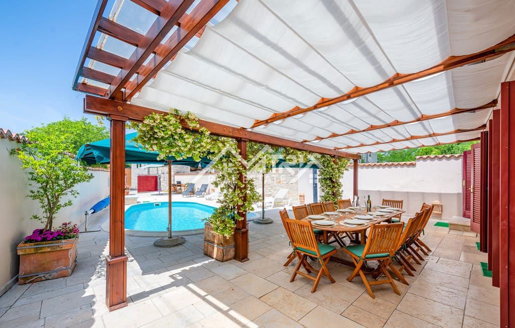 Rovinjska okolica, Rustikalna hiša z bazenom in ločenim gostiščem