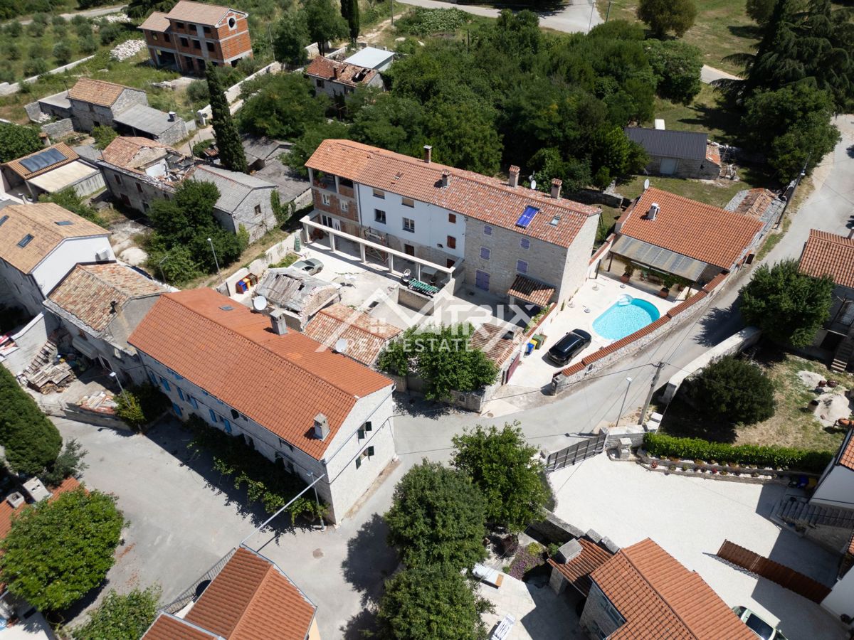 Rovinjska okolica, Rustikalna hiša z bazenom in ločenim gostiščem