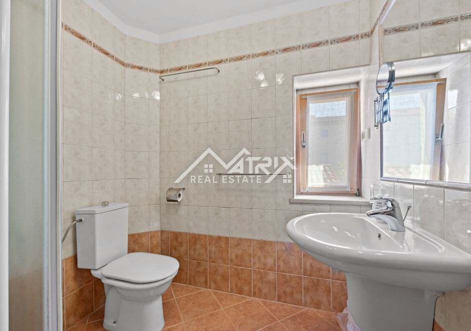 Rovinjska okolica, Rustikalna hiša z bazenom in ločenim gostiščem