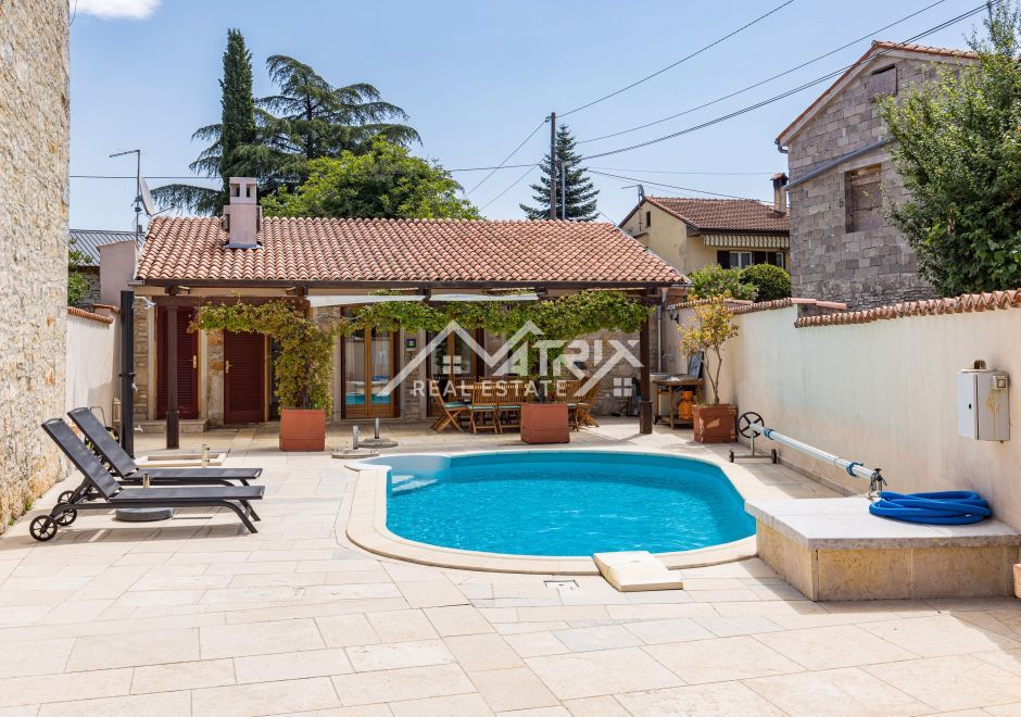 Rovinjska okolica, Rustikalna hiša z bazenom in ločenim gostiščem