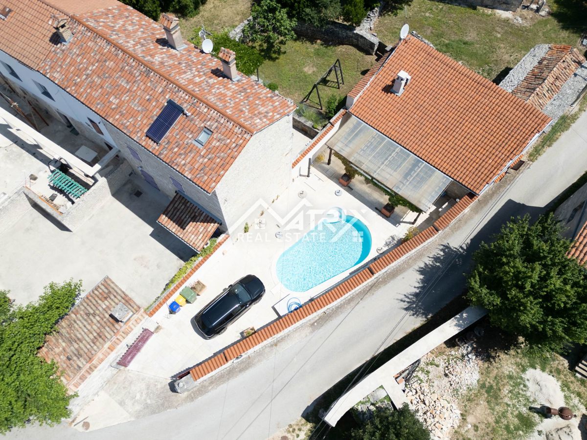 Rovinjska okolica, Rustikalna hiša z bazenom in ločenim gostiščem