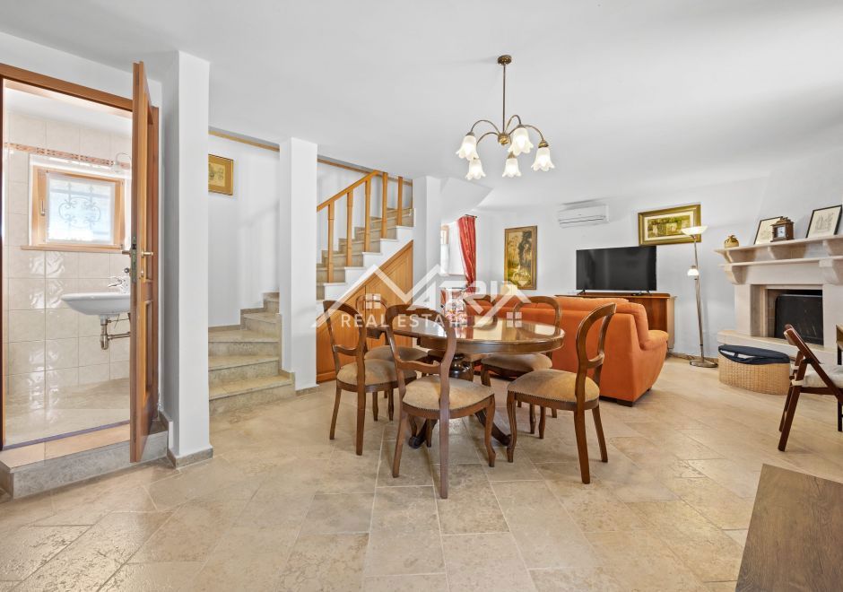 Rovinjska okolica, Rustikalna hiša z bazenom in ločenim gostiščem