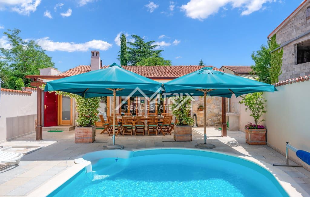 Rovinjska okolica, Rustikalna hiša z bazenom in ločenim gostiščem