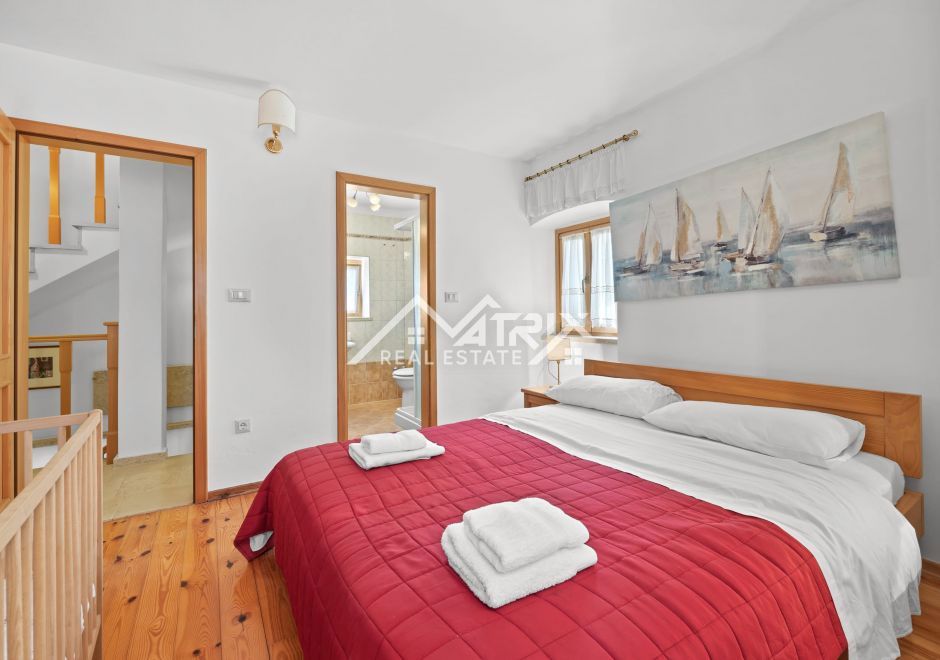 Rovinjska okolica, Rustikalna hiša z bazenom in ločenim gostiščem