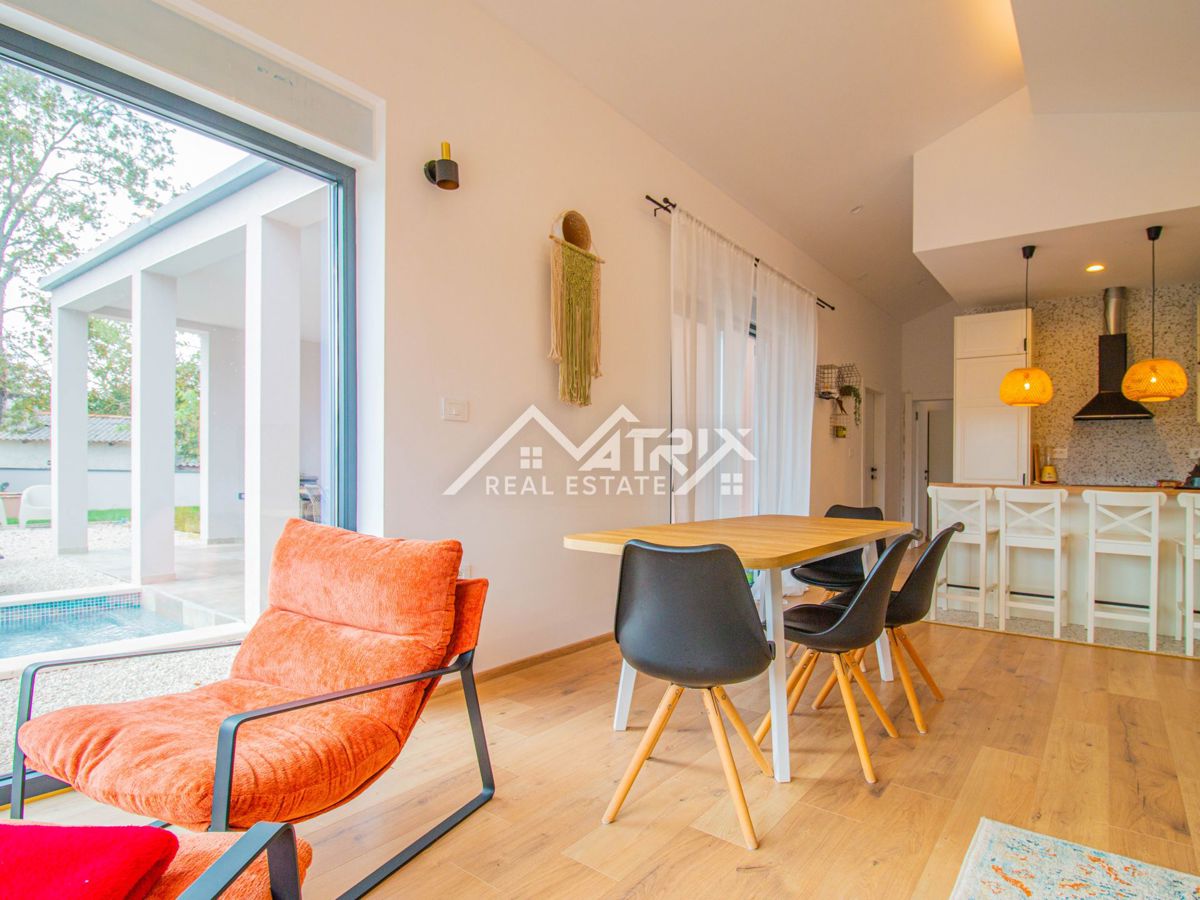 Svetvinčenat, prizemnica s bazenom i prostranom okućnicom