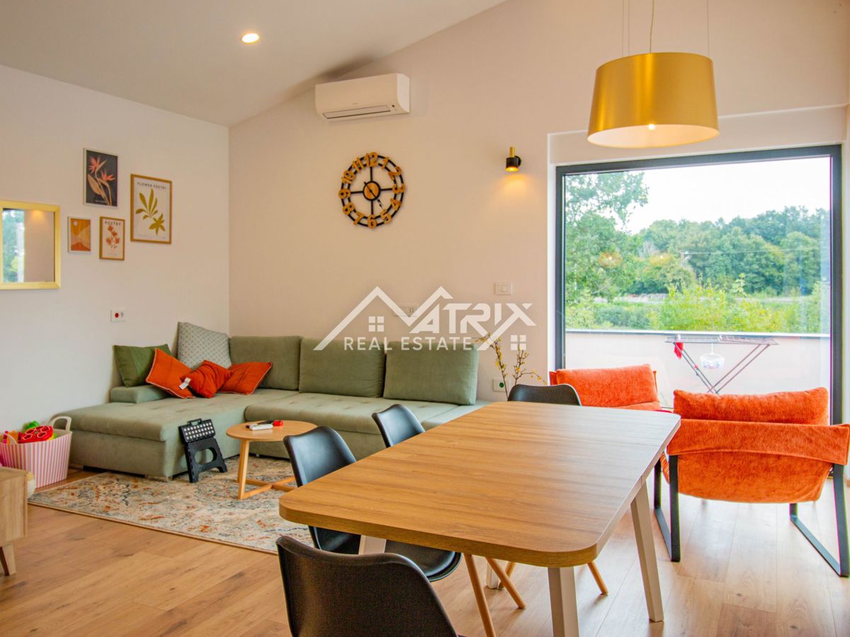 Svetvinčenat, prizemnica s bazenom i prostranom okućnicom