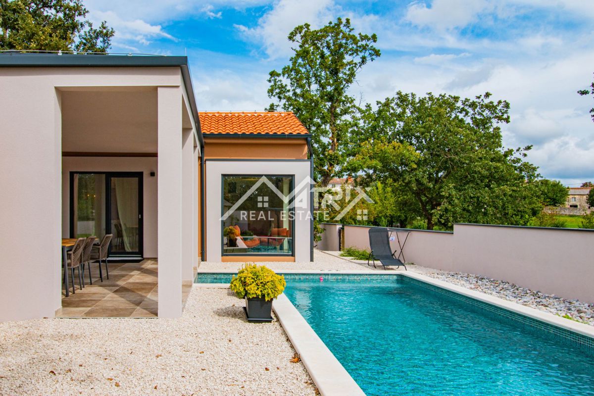 Svetvinčenat, prizemnica s bazenom i prostranom okućnicom