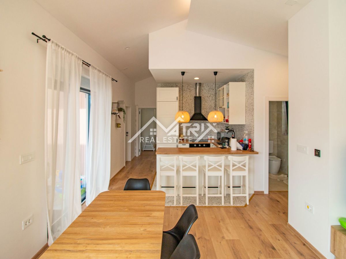 Svetvinčenat, prizemnica s bazenom i prostranom okućnicom