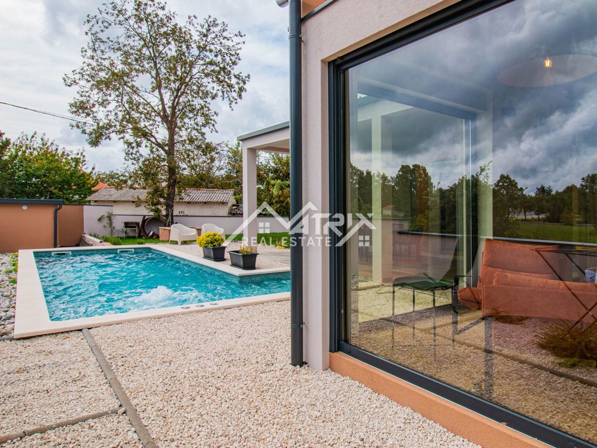 Svetvinčenat, prizemnica s bazenom i prostranom okućnicom