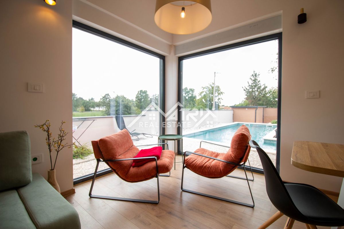 Svetvinčenat, prizemnica s bazenom i prostranom okućnicom