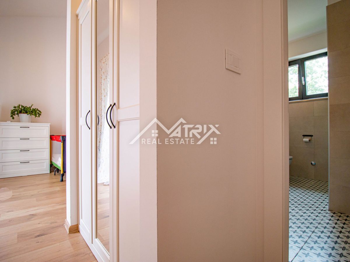 Svetvinčenat, prizemnica s bazenom i prostranom okućnicom