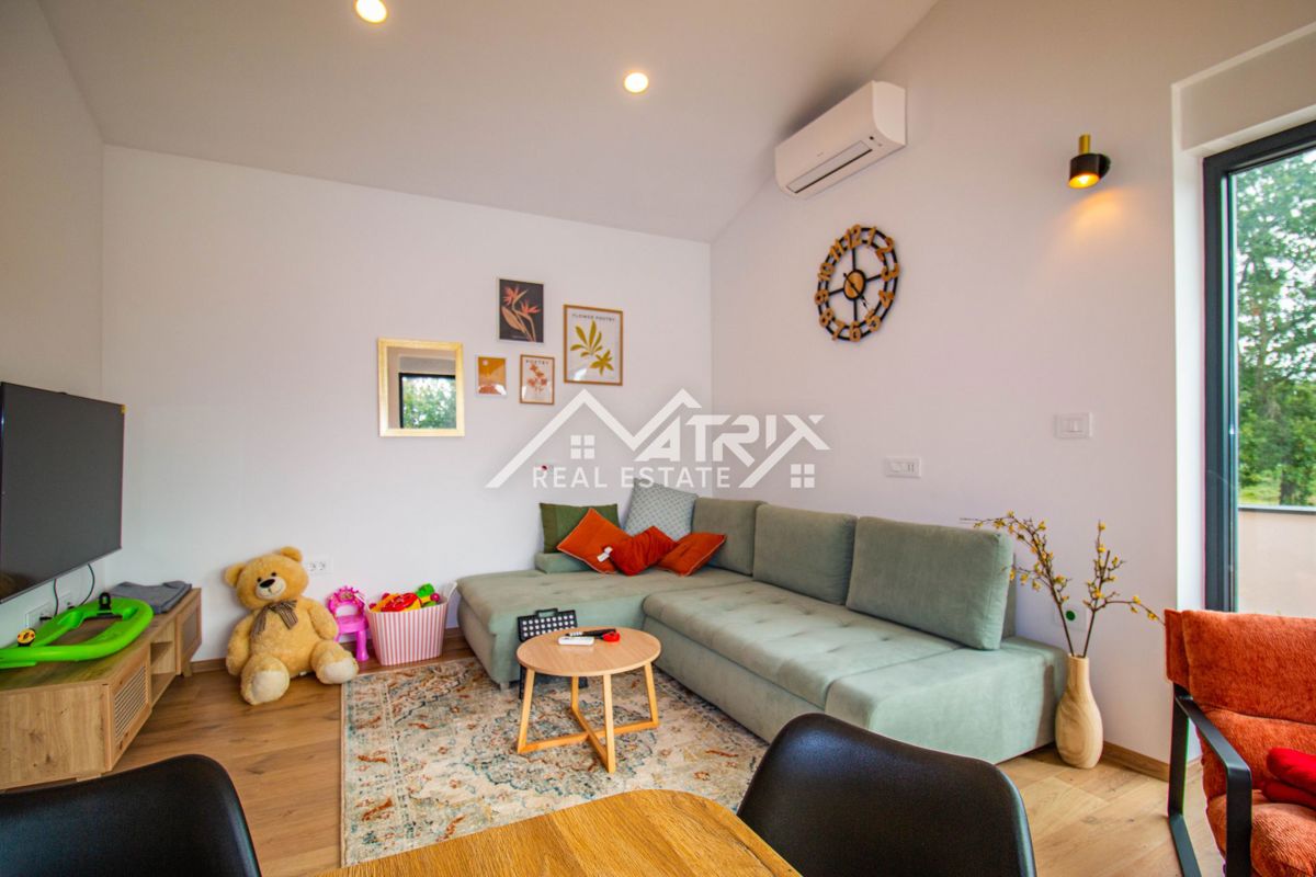 Svetvinčenat, prizemnica s bazenom i prostranom okućnicom