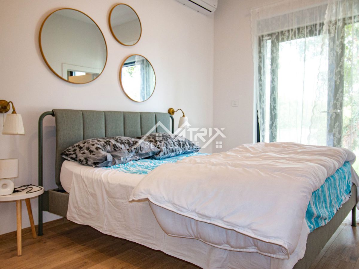 Svetvinčenat, prizemnica s bazenom i prostranom okućnicom