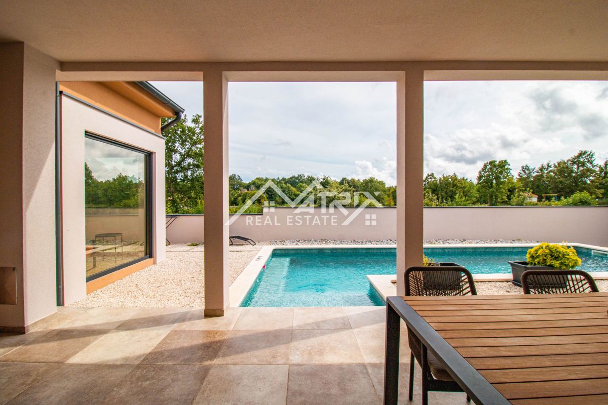 Svetvinčenat, prizemnica s bazenom i prostranom okućnicom