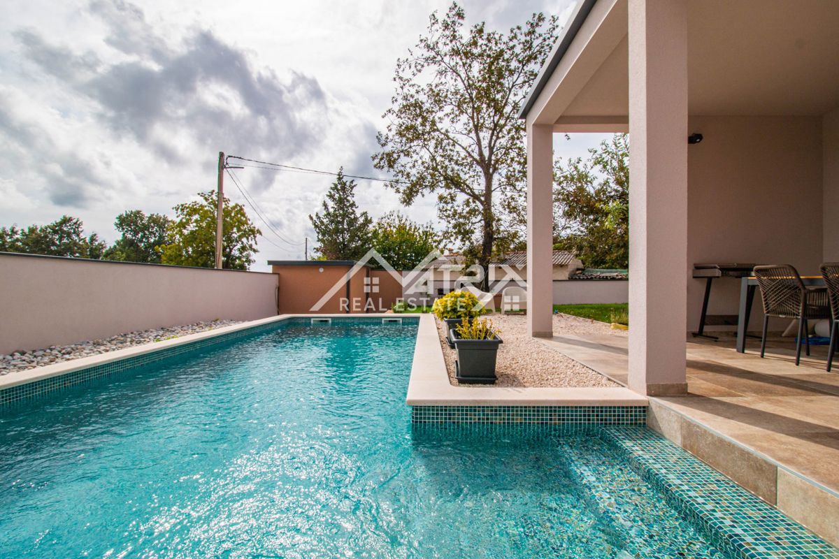 Svetvinčenat, prizemnica s bazenom i prostranom okućnicom