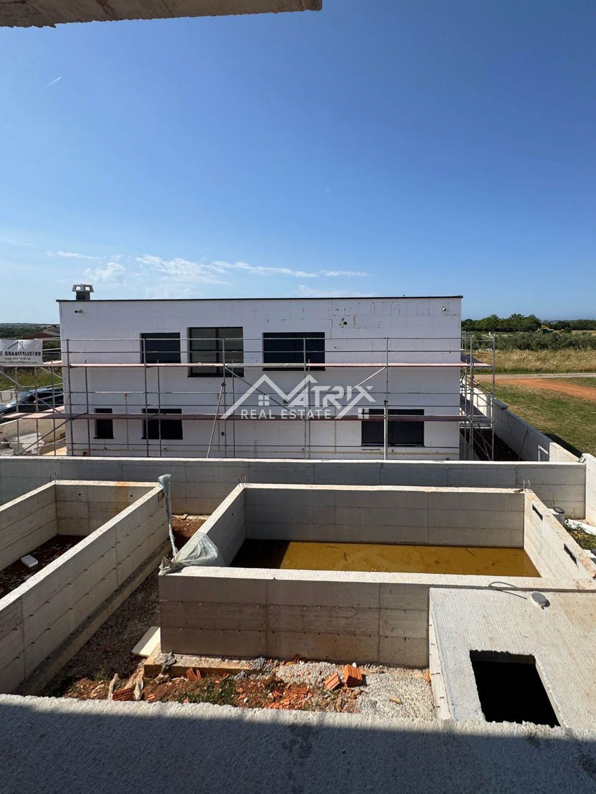 Pula, dvojna hiša z bazenom in prostorno teraso