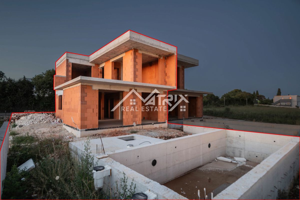 Pula, dvojna hiša z bazenom in prostorno teraso