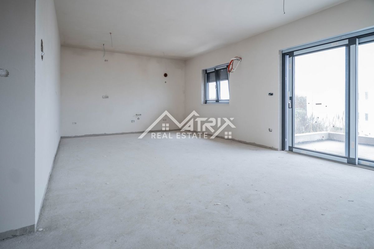 Medulin, Trisobno stanovanje s teraso, garažo in blizu morja