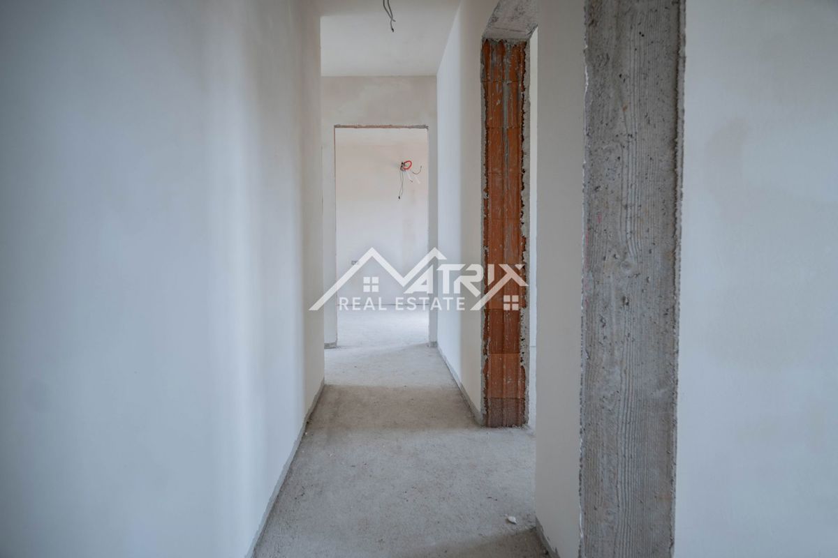 Medulin, Trisobno stanovanje s teraso, garažo in blizu morja