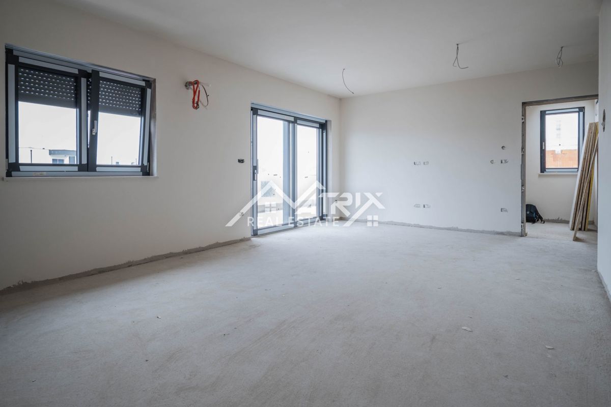 Medulin, Trisobno stanovanje s teraso, garažo in blizu morja