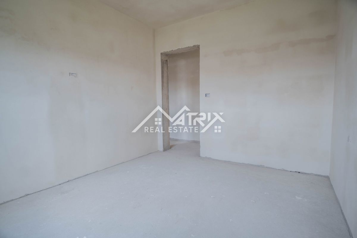 Medulin, Trisobno stanovanje s teraso, garažo in blizu morja