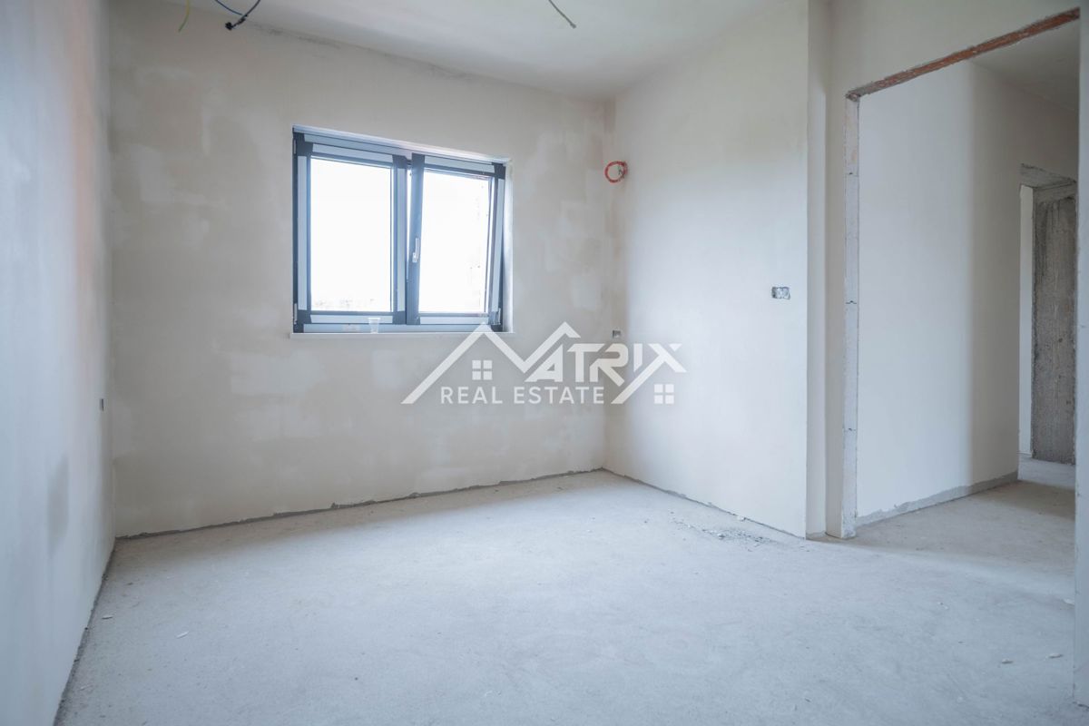 Medulin, Trisobno stanovanje s teraso, garažo in blizu morja