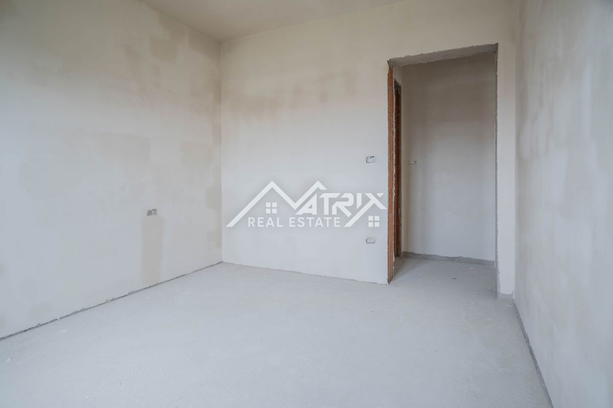 Medulin, Trisobno stanovanje s teraso, garažo in blizu morja