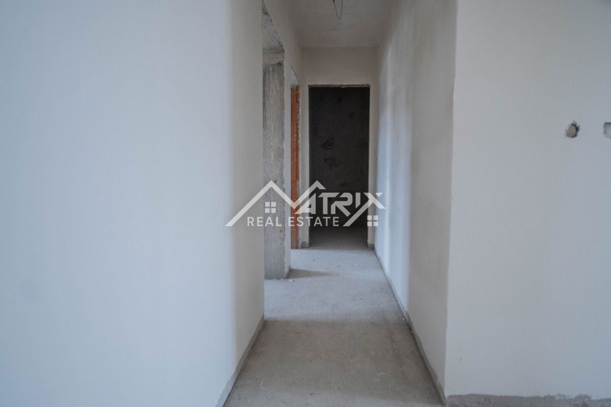 Medulin, Trisobno stanovanje s teraso, garažo in blizu morja