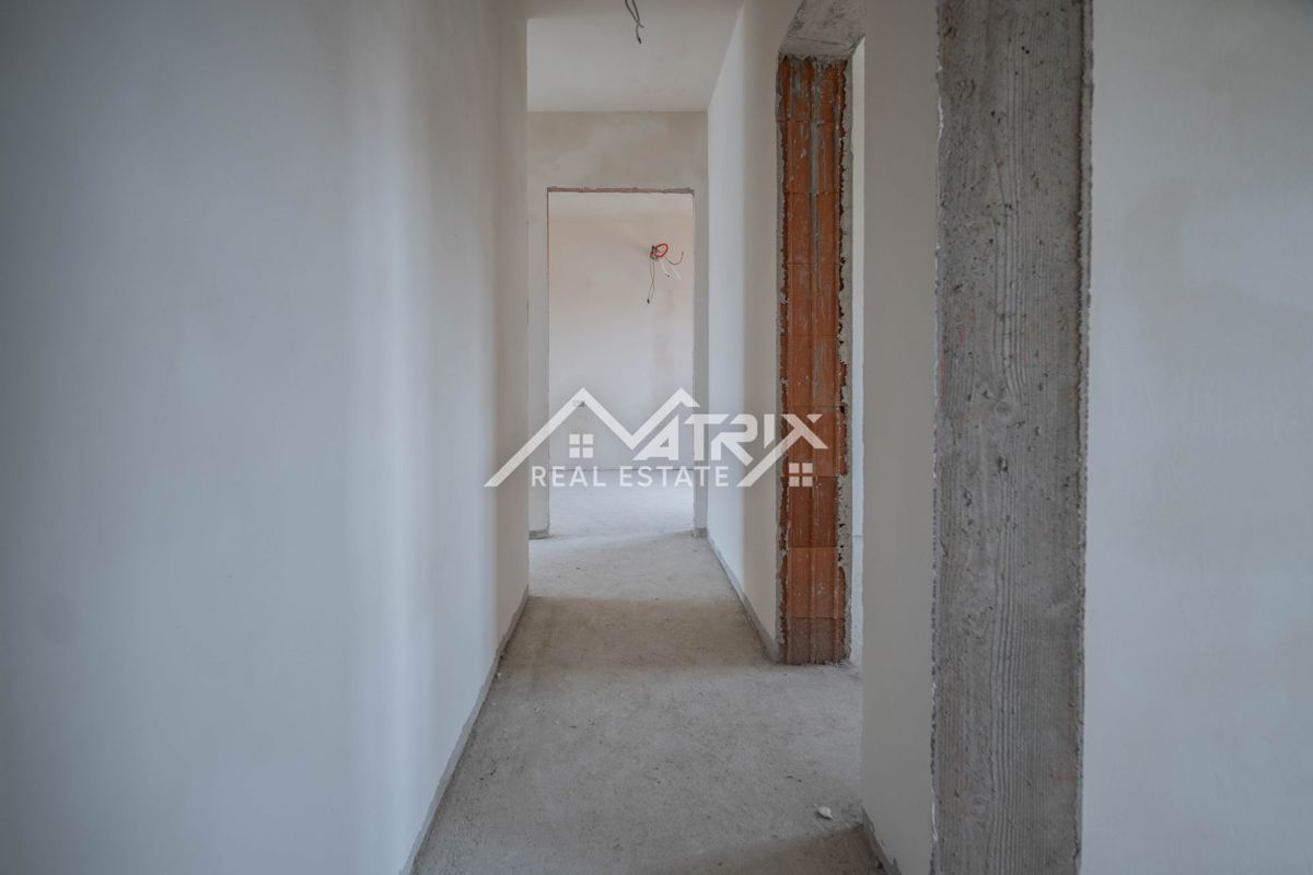 Medulin, Trisobno stanovanje s teraso, garažo in blizu morja