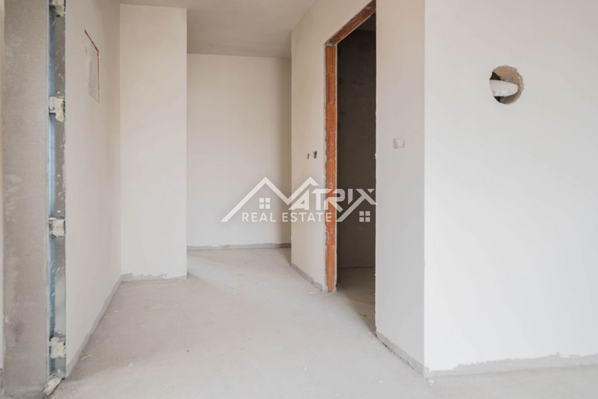 Medulin, Trisobno stanovanje s teraso, garažo in blizu morja