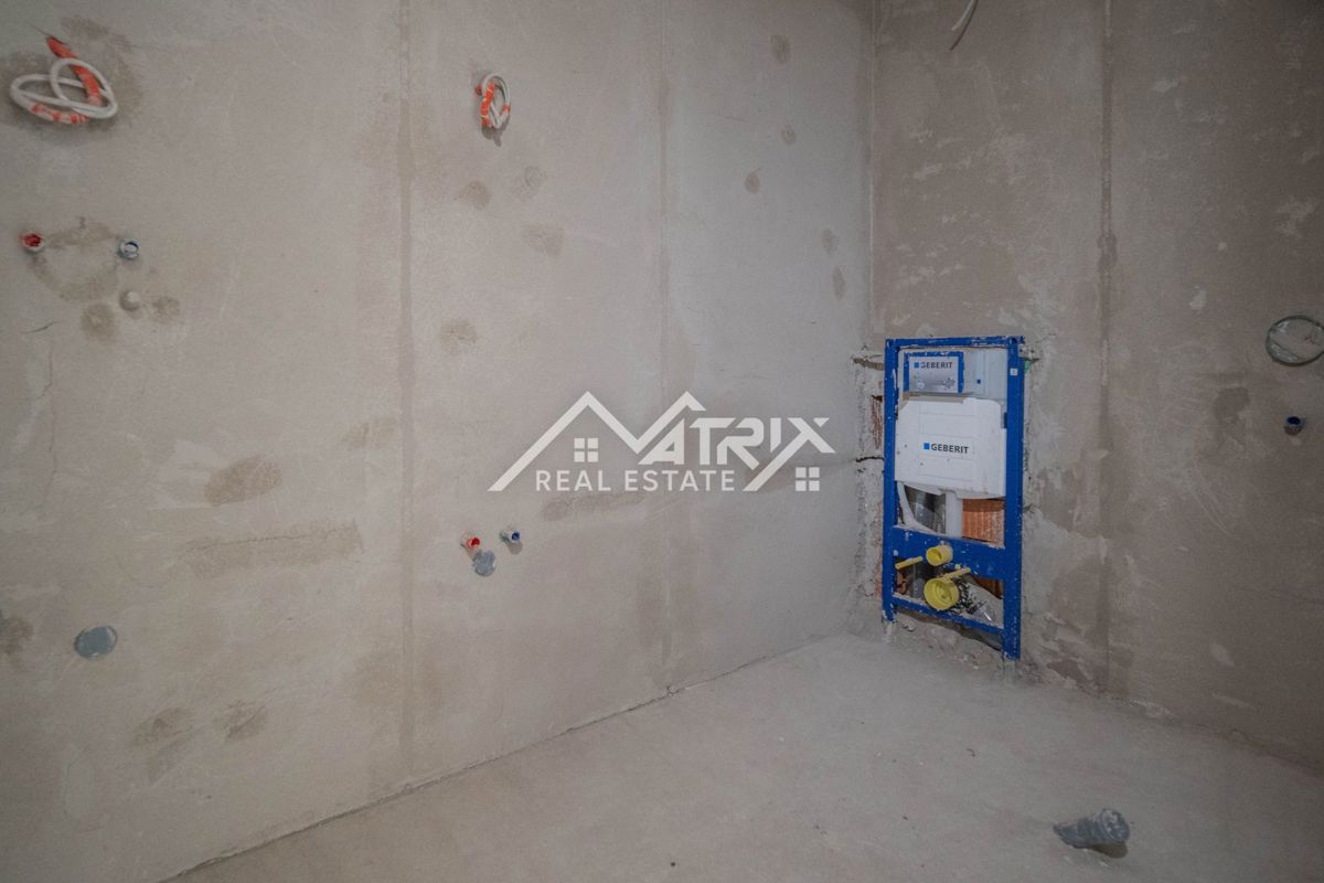 Medulin, Trisobno stanovanje s teraso, garažo in blizu morja