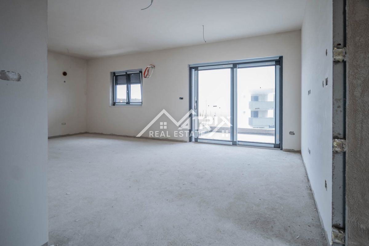 Medulin, Trisobno stanovanje s teraso, garažo in blizu morja