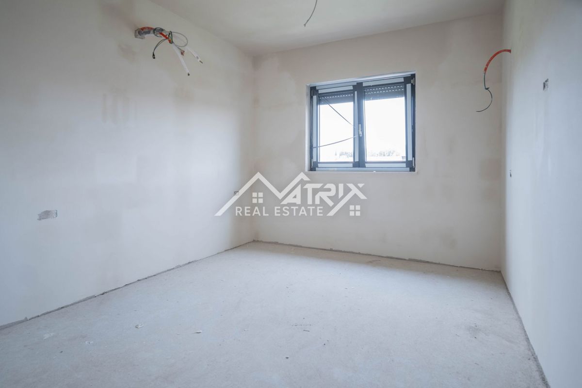 Medulin, Trisobno stanovanje s teraso, garažo in blizu morja